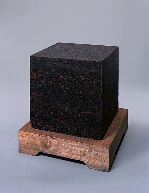 アイ・ウェイウェイ《Tea Brick》圧縮したプーアル茶、木の台座　2006年作　49.8×49.8×49.8㎝